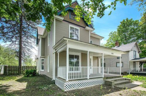 913 Lincolnway, Mishawaka, IN 46544-2702