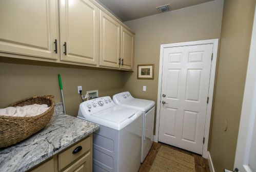 1955 Tuolumne Rd, Turlock CA  95382-8912 exterior