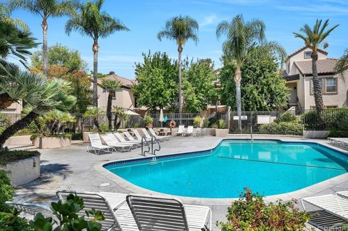 24105 Del Monte Dr, Santa Clarita CA  91355-3868 exterior