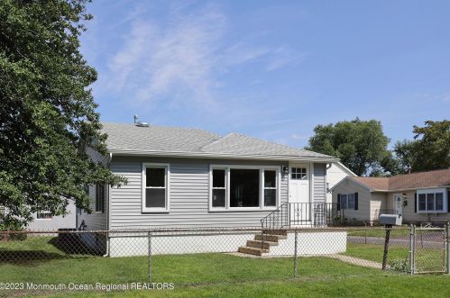 28 Carter Ave, Middletown NJ  07748-5302 exterior
