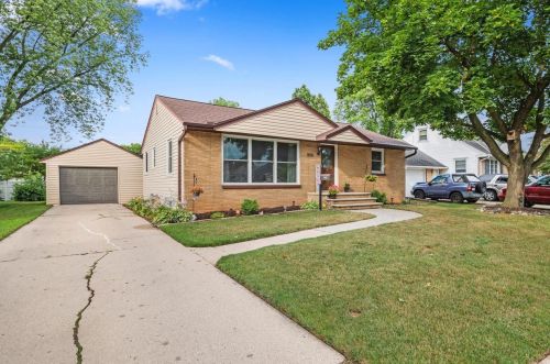 1638 Lilac Ln, Green Bay, WI 54302-2314