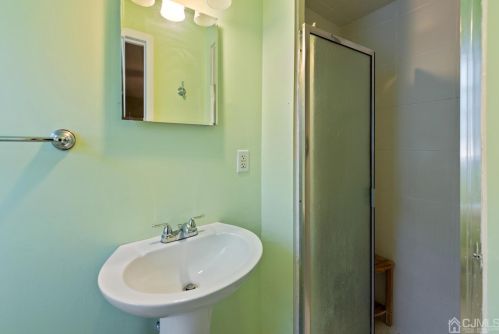 291 Park Dr, Woodbridge NJ  07095-0020 exterior