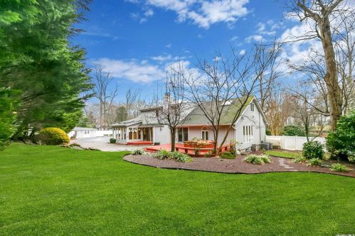 22 Stonywell Ct, Huntington Station NY  11746-5423 exterior