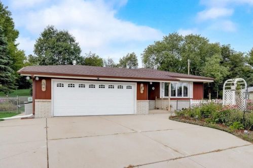 22194 Valley Rd, Waukesha WI  53186-5350 exterior