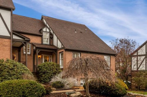 212 Thornberry Cir, Pittsburgh, PA 15234-1025