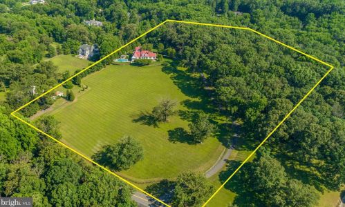 10509 Beach Mill Rd, Great Falls, VA 22066-3208