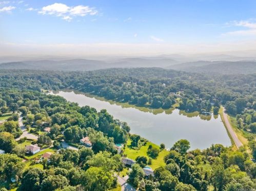 194 Lake Dr, Mahopac, NY 10541-3627