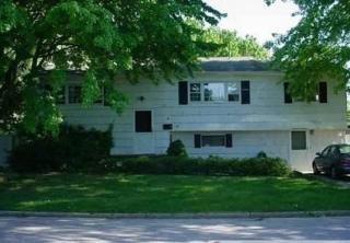 8 Weldon St, Islip Manor, NY 11751-1010