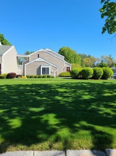 122 Nassau Dr, Springfield MA 01129-1423 exterior