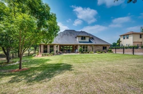 2221 Southern Oaks Dr, Cedar Hill TX 75104-6414 exterior
