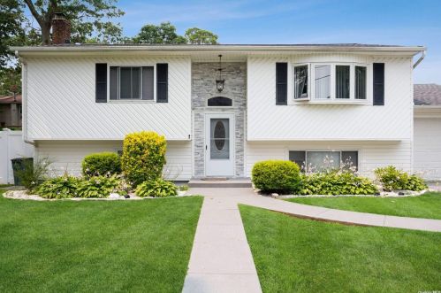 140 Putnam Ave, Babylon, NY 11704-1832