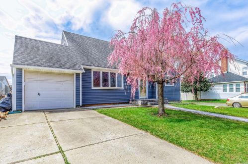 9 Roxbury Rd, Westbury NY  11590-1653 exterior