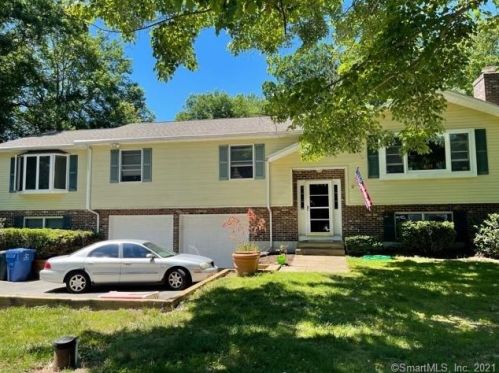 15 Lena Dr, Uncasville, CT 06382-1405