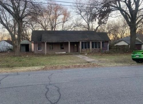 1201 5th St, Bonham TX  75418-4510 exterior