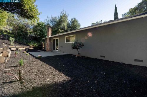 3301 Glenly Rd, Oakland CA  94605-4115 exterior