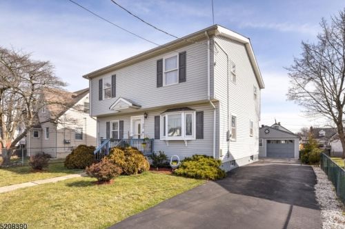 22 8th Ave, Manville, NJ 08835-1510