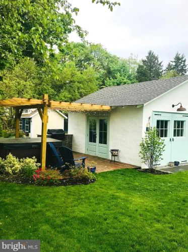 32 1st Ave, Collegeville, PA 19426-2637