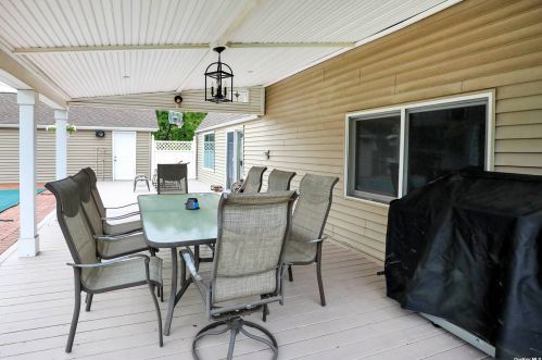 6 Hayuta Ct, Holtsville NY  11742-1206 exterior