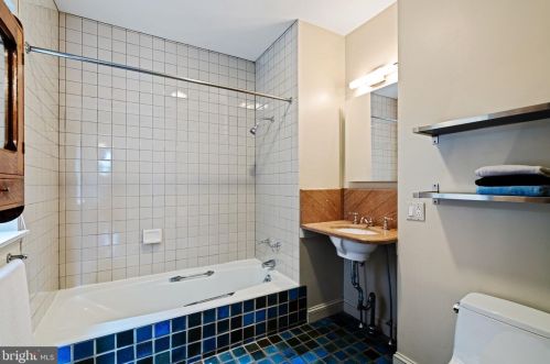 1708 Green St, Philadelphia PA 19130-7023 exterior