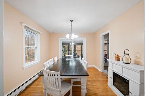 11 Palmer Dr, Gales Ferry CT  06335-1529 exterior