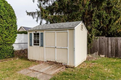 98 Ballfall Rd, Middletown CT  06457-2328 exterior