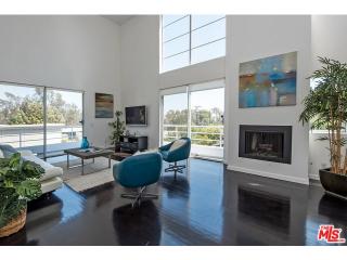 520 Barrington Ave, Los Angeles CA 90049-4302 exterior