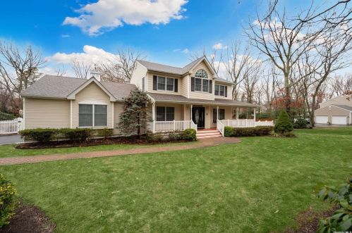 4 Mirabelle Ct, Mount Sinai, NY 11766-2231