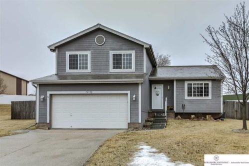 20922 Maple Cir, Gretna, NE 68028-4274