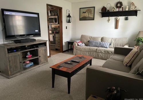 39 Laurel Rd, Windsor Locks CT 06096-2033 exterior