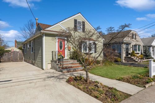 102 Ampel Ave, North Bellmore, NY 11710-2703