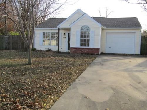 555 Mimosa Ln, Fayetteville, AR 72703-3979