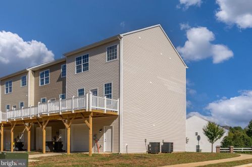 1010 Wicklow Dr, Fredericksburg VA  22401-2722 exterior