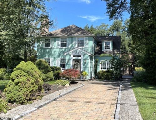 6 Manor Pl, East Brunswick, NJ 08816-1115
