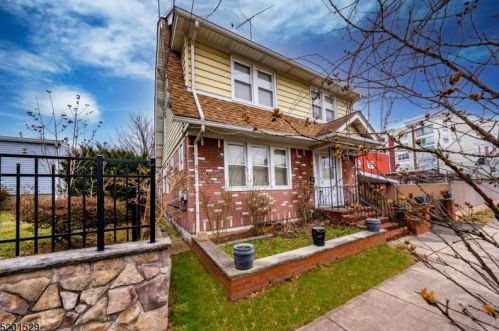 105 Roosevelt St, Roselle Park, NJ 07204-1814