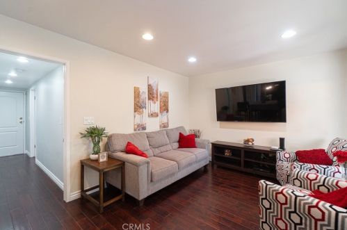 19406 Pricetown Ave, Long Beach CA  90746-2680 exterior