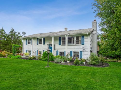 17 Hillside Rd, Poughquag, NY 12570-5004
