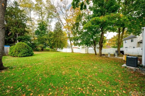 32 Meadow Rd, East Brunswick NJ  08816-4333 exterior