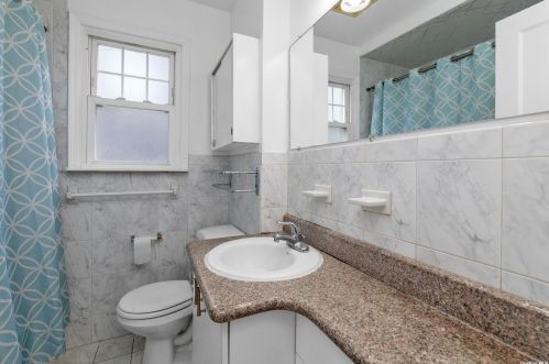 2 Oak Dr, New Hyde Park NY  11040-3315 exterior