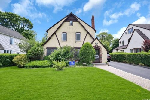 30 Nirvana Ave, Great Neck, NY 11023-1161