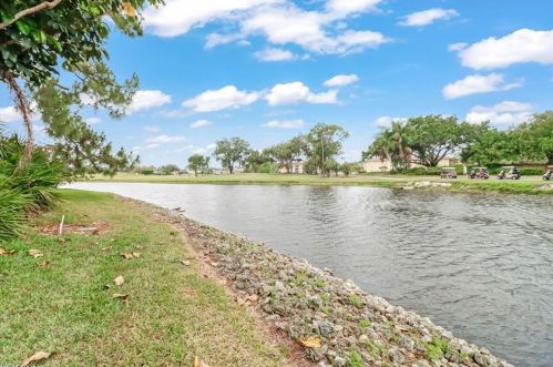 5250 Fox Hollow Dr, Naples FL 34104-4910 exterior