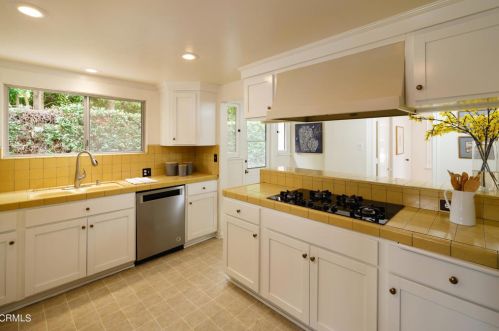 1765 Homewood Dr, Altadena CA  91001-2750 exterior