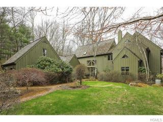 77 Old Logging Rd, Bedford, NY 10506-1604