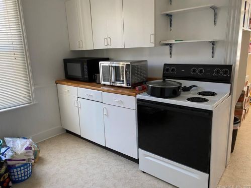 172 Prospect Ave, Huntington CT  06484-3333 exterior