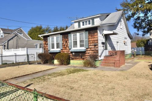 1725 Conway St, Seaford, NY 11783-2108