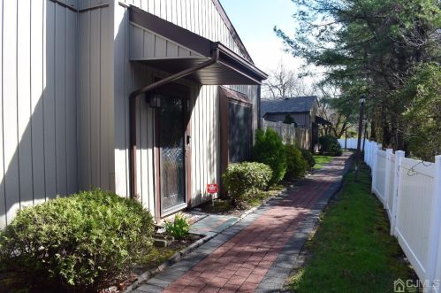 10 Sudbury Ct, East Brunswick, NJ 08816-3684