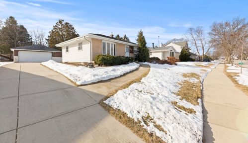 707 Maplewood Ct, Milwaukee, WI 53221-4435
