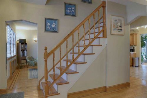 21 Redwood Rd, New Hyde Park, NY 11040-3323