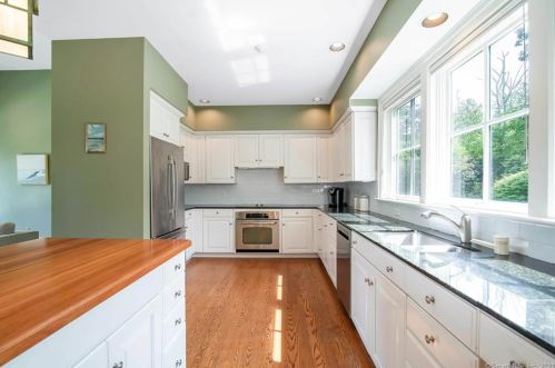 98 Ryefield Rd, Middletown CT  06457-5700 exterior