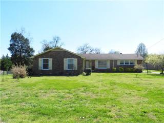 130 East Dr, Hendersonville, TN 37075-4525
