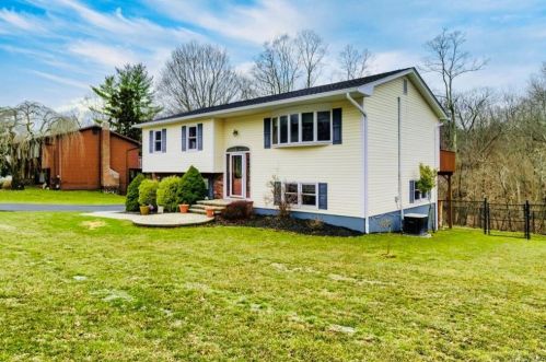 12 Riverglen Dr, Thiells, NY 10984-1436